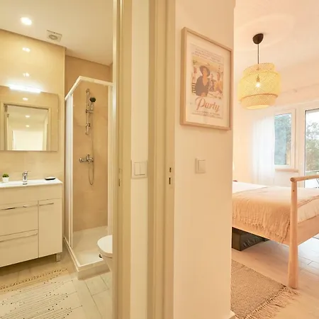 Light With Amazing Balcony, By Timecooler リスボン